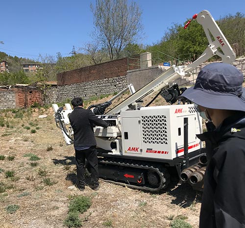 TEC液壓直推鉆機(jī)在場(chǎng)地中行進(jìn).jpg